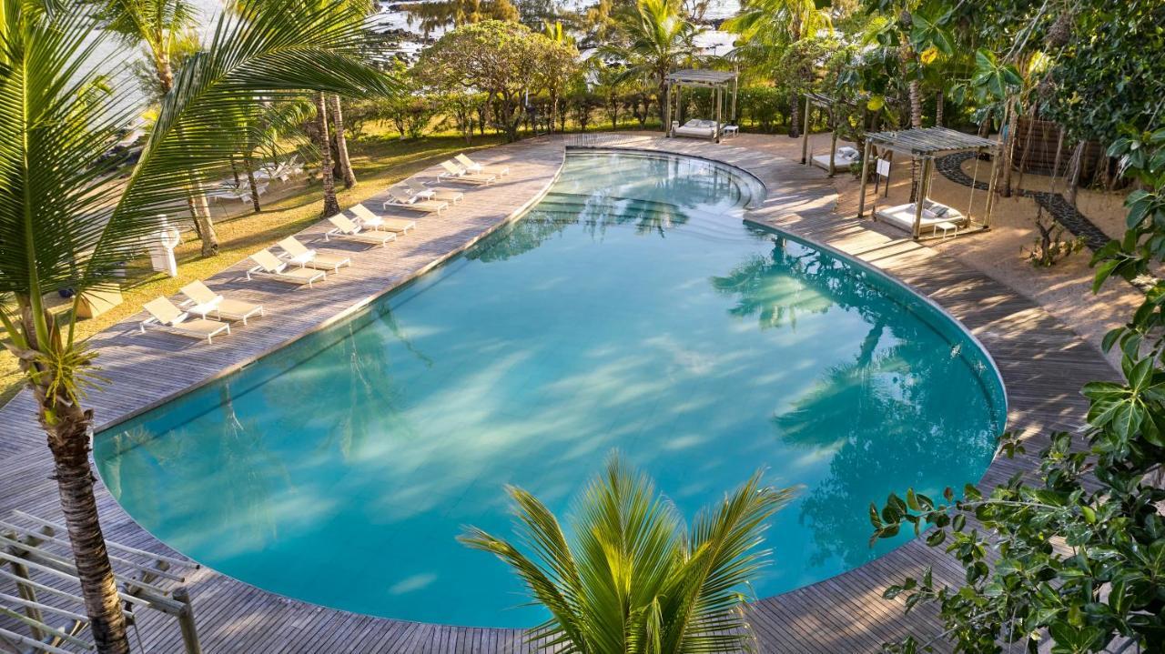 Lux* Grand Gaube Resort & Villas Екстериор снимка Swimming pool at the resort