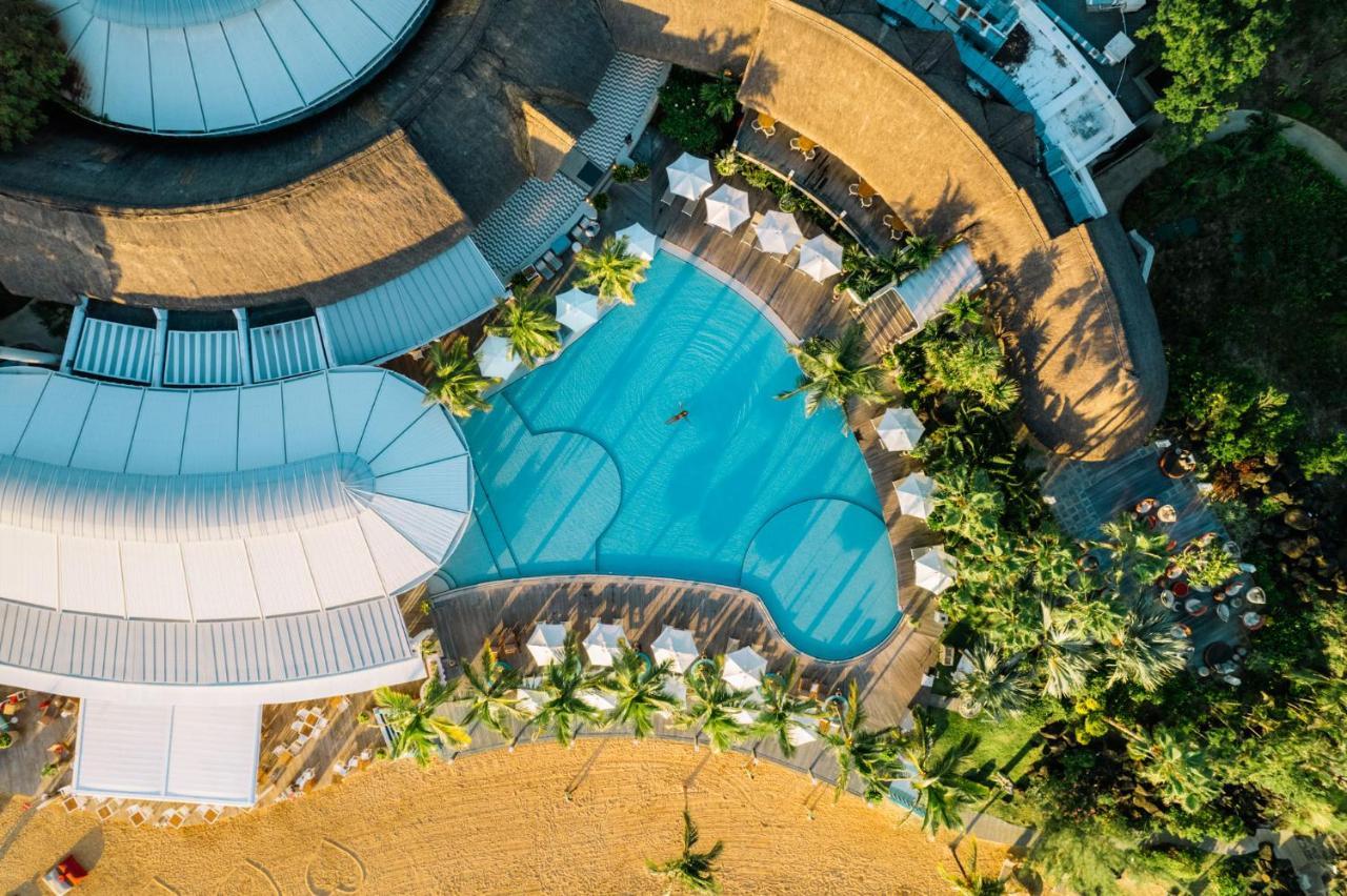 Lux* Grand Gaube Resort & Villas Екстериор снимка Aerial view of the pool