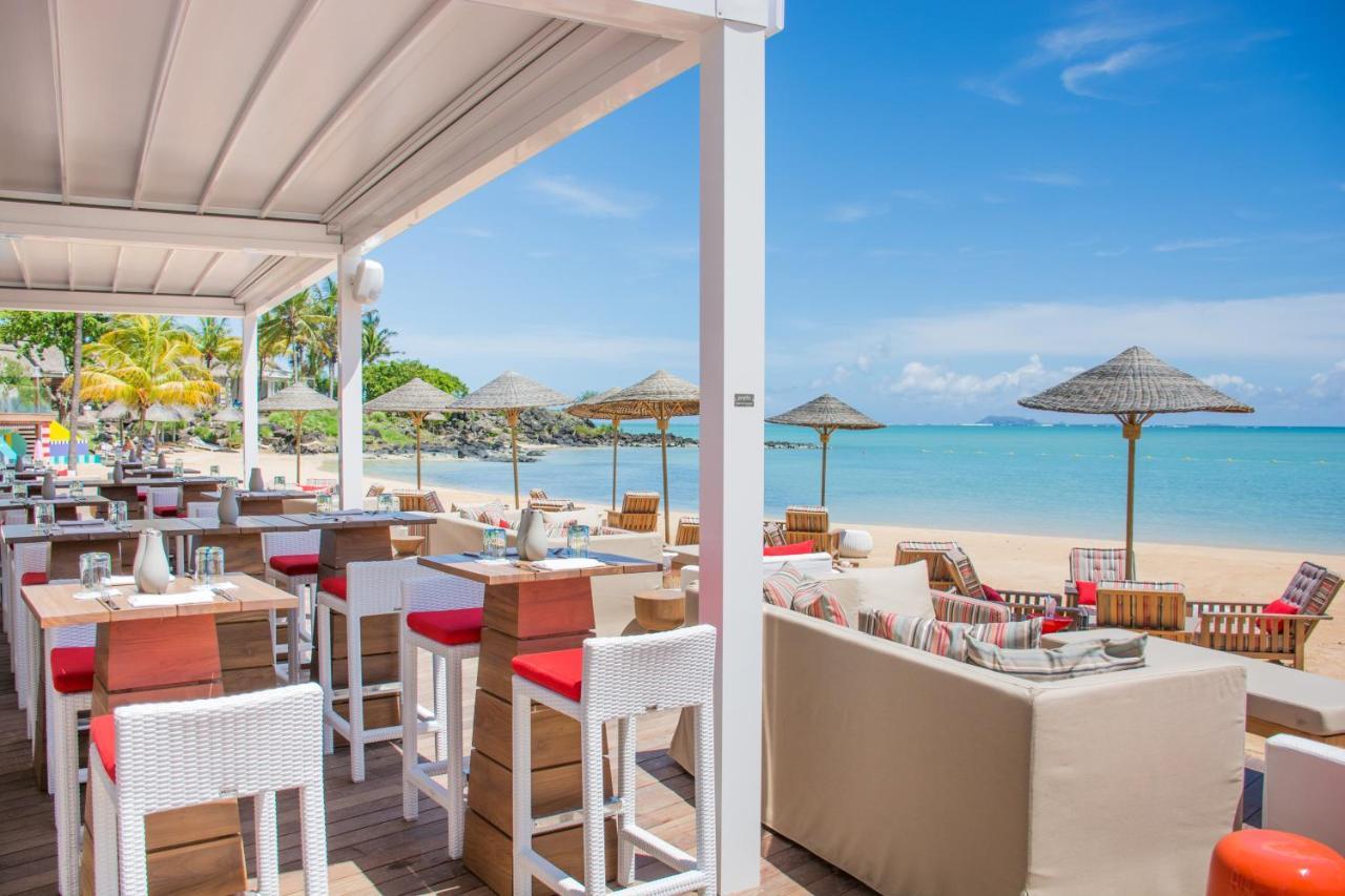 Lux* Grand Gaube Resort & Villas Екстериор снимка Beachfront dining at the resort