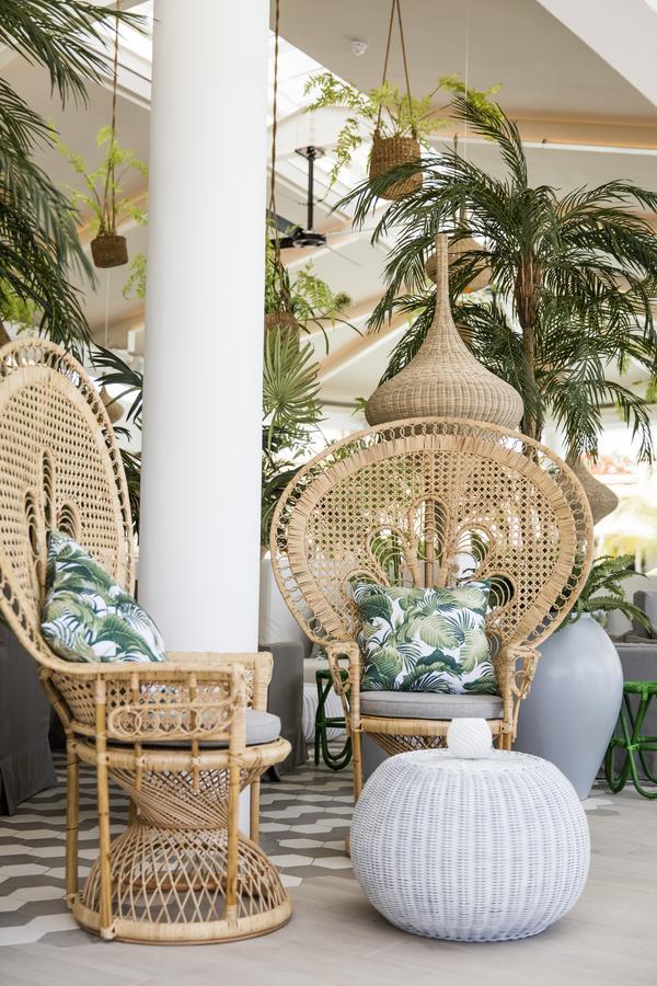 Lux* Grand Gaube Resort & Villas Екстериор снимка A pair of peacock chairs