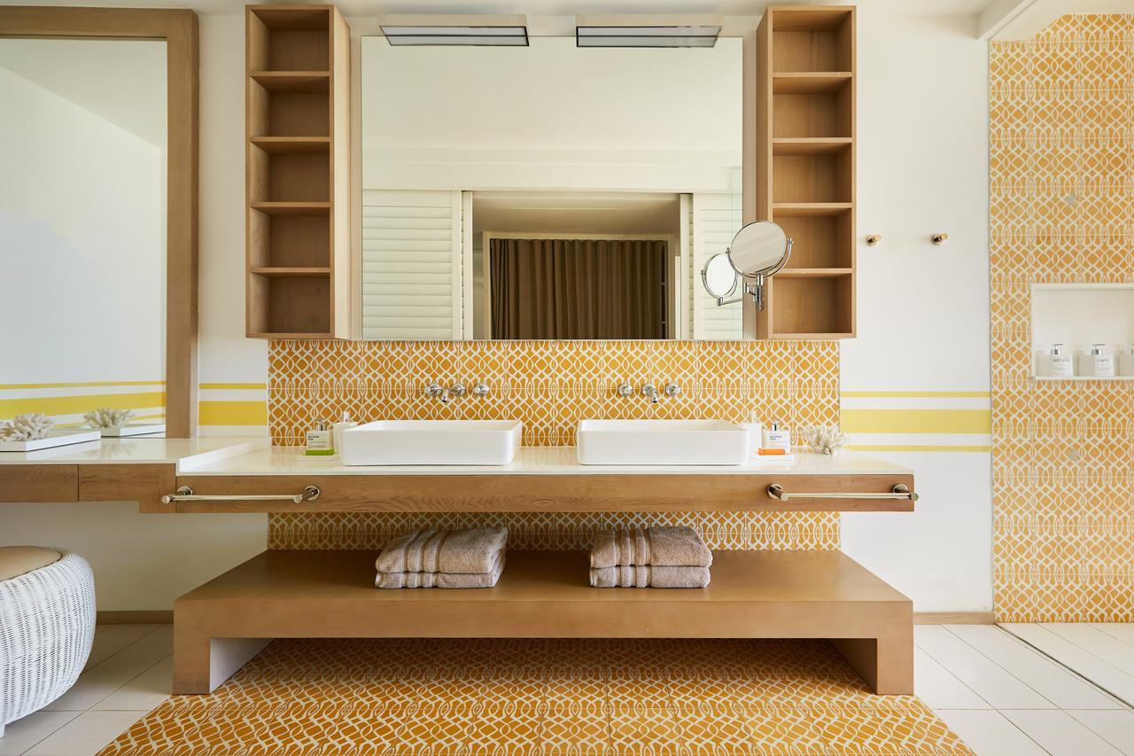 Lux* Grand Gaube Resort & Villas Екстериор снимка Bathroom with hexagonal floor tiles