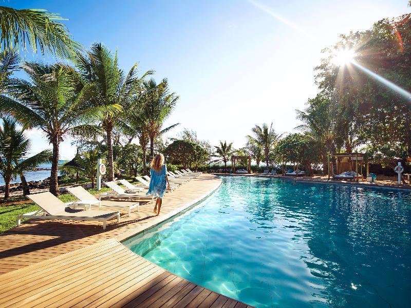 Lux* Grand Gaube Resort & Villas Екстериор снимка The pool at the resort